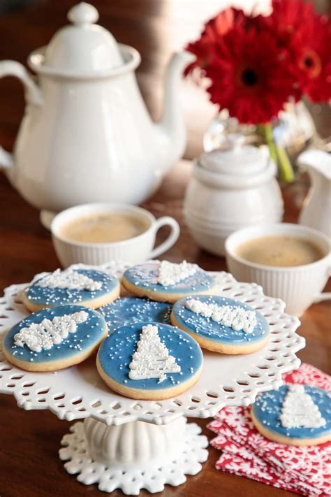 I make mine a day ahead, chill it overnight and then make the cookies the next day. Easy Decorated Christmas Cookies | The Café Sucre Farine