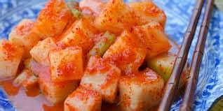 Panaskan minyak, tumis bawang putih hingga harum. Cara Membuat Kimchi Lobak | Aneka Resep dan Cara Masak