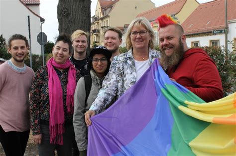 Aktuelles wetter in werder (havel): Regenbogenflagge vor dem Rathaus gehisst - Werder (Havel)