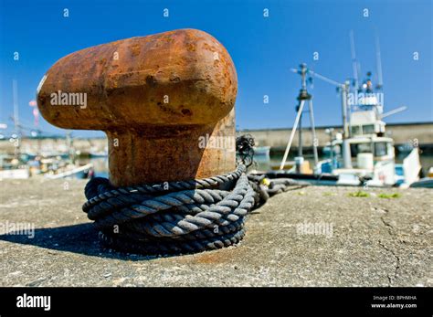 Mooring Bollard Tie Boat Hi Res Stock Photography And Images Alamy