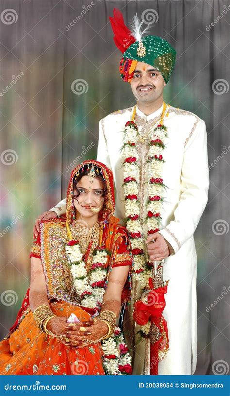 Indische Paare In Ihrem Hochzeitskleid Stockfoto Bild Von Kostüm Liebe 20038054