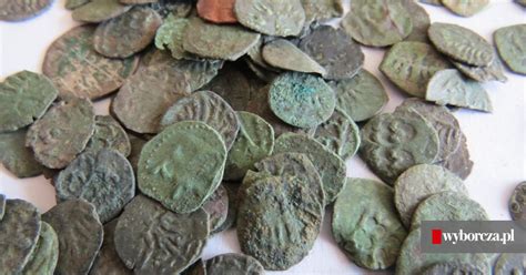 Sakiewkowy skarb średniowiecznych monet znaleziono koło dawnej karczmy ...