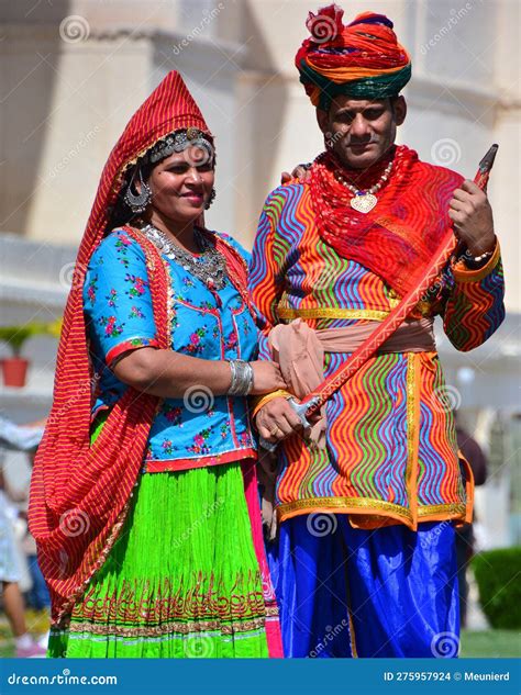 Indian Couple In National Rajasthan Sari Costume Editorial Stock Image Image Of Entertainment
