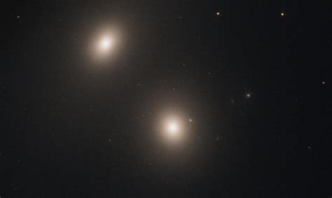 El Hubble descubre otra radiogalaxia con un núcleo activo y un agujero