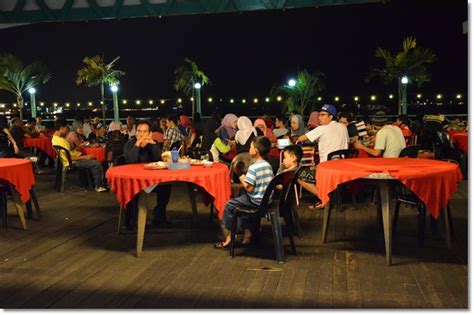 The warm glow at dusk will whisk away your worries (and klang's traffic woes) as the sun dips behind the bugis schooner replica next to the walkway. Medan Muara Ikan Bakar @ Tanjung Harapan, Port Klang ...