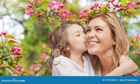 dotter kysser och kramar lycklig mor fotografering för bildbyråer bild av moder flicka 173314247