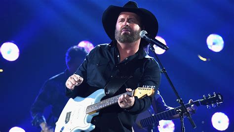 Garth Brooks Admits To Lip Syncing At Cma Awards