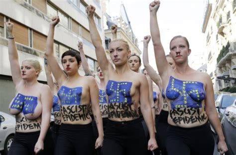 Femen Protest in Paris Nackt und mit Hitlerbärtchen gegen FN Politik