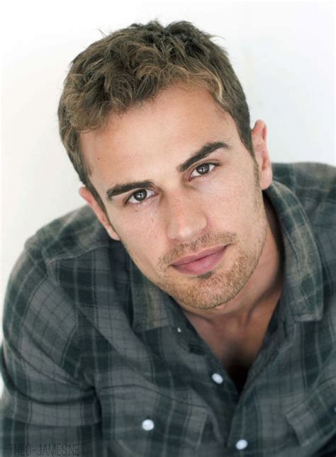 Hollywood S Hottest Actors Under Actores Actores Guapos Theo James