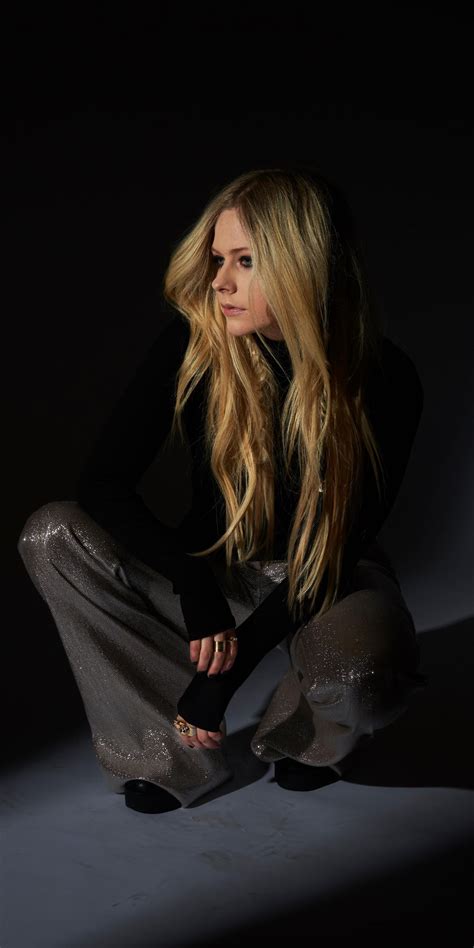 Download Singer Blonde Avril Lavigne Dark 1080x2160 Wallpaper Honor