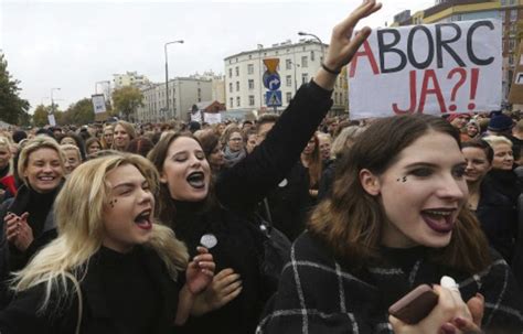 Video Manifestation Noire En Pologne Contre Linterdiction De Lavortement
