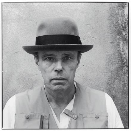 From wikimedia commons, the free media repository. Arte y cuerpo, cuerpo y arte: JOSEPH BEUYS