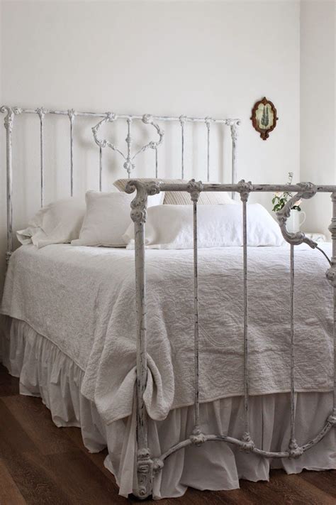 White Wrought Iron Bed Decorating Ideas