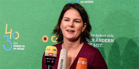 Die beliebte grüne kanzlerkandidatin annalena baerbock ist schwer angeschlagen. Annalena Baerbock beim taz lab 2020: Prädikat ...