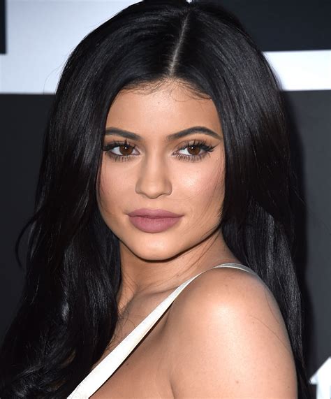 see what it looks like when kylie jenner s makeup artist glams up khloe kardashian glamour