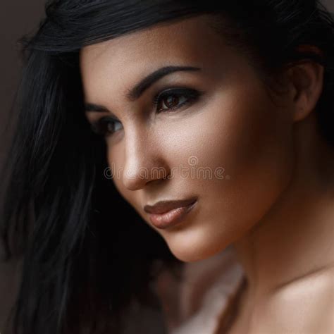portret van jonge mooie brunettes licht van het venster stock foto afbeelding bestaande uit