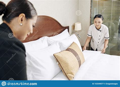 Maid Making The Bed Stock Image Image Of Smiling Manager 153349577