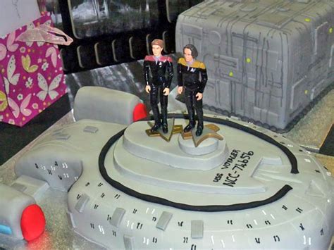 Star Trek Voyager And Borg Cube Wedding Cakes Pics Global Geek News