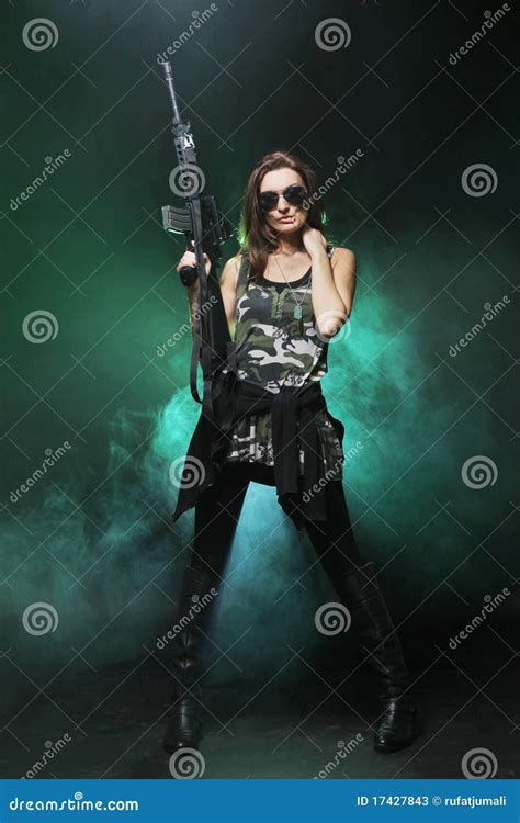 Menina Atrativa E sexy Do Exército Com Espingarda De Assalto Imagem de Stock Imagem de