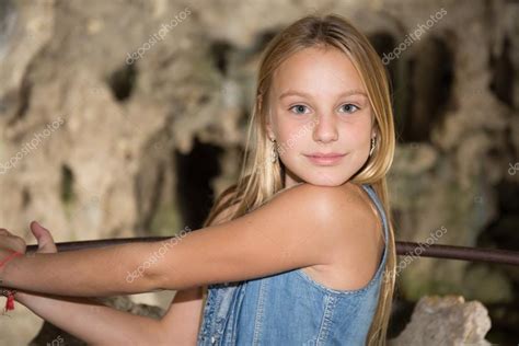 Menina Loira Adolescente Bonito D Atitude E Olhando Para A C Mera Fotografias De Stock