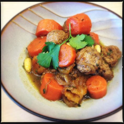 Tajine dagneau aux amandes et abricots secs