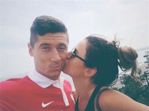 Lewandowski bryluje nie tylko na boisku. Robert Lewandowski Celebrates The Birth Of Newborn Daughter