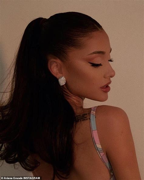 Ariana Grande Wows In Sultry Outtake Snaps From The Voice Daily Mail Online