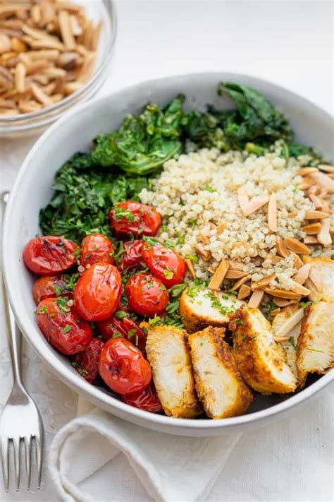This is your basic breakfast quinoa bowl: Chicken & Quinoa Bowl | FeelGoodFoodie