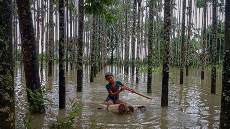 20 Dead 300000 Stranded In Flood Hit Bangladesh Region — World — The