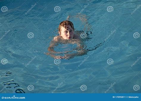 Il Ragazzo Gode Di Di Nuotare Nel Raggruppamento Immagine Stock Immagine Di Sera Gioia