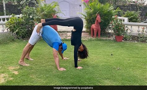 Pooja Batra Yoga With Her Husband Photo Viral On Internet पूजा बत्रा
