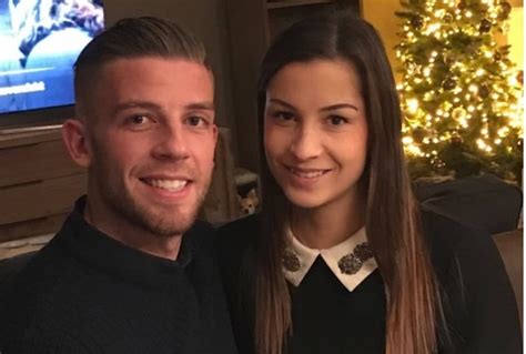 Toby alderweireld zijn sterrenbeeld is vissen en hij is nu 32 jaar oud. Shani van Mieghem, Istri Cantik Toby Alderweireld sang ...