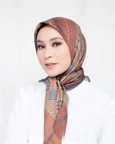 Gambar Tutorial Hijab Segi Empat Simple