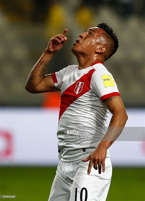 Comunicólogo, compositor y amante de la trova; Christian Cueva of Peru celebrates after scoring the ...