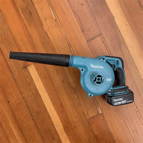 Since the material is thin, laminate flooring cuts quickly when the proper tools are used. How To Cut Laminate Flooring Without Power Tool : How To ...