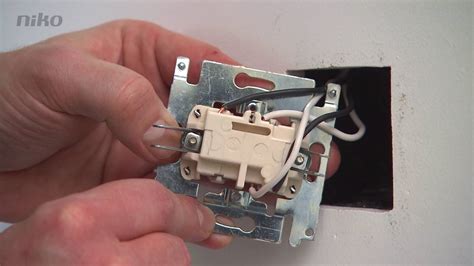Ca fonctionne aussi avec la série legrand mosaic. Remplacez votre interrupteur permutateur PR20 par Niko ...
