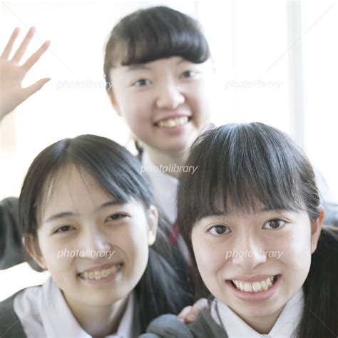 微笑む女子学生 写真素材 5067102 フォトライブラリー Photolibrary