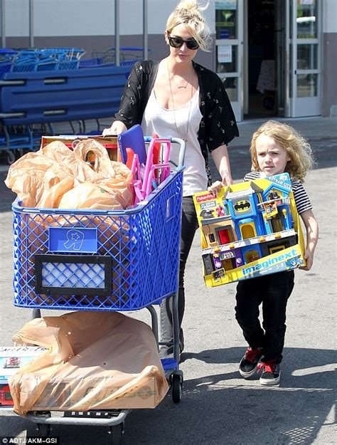 Jessica Simpson Carries Daughter Maxwell To Lunch With Her