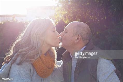 60 Meilleures Real Older Couple Kissing Photos Et Images Getty Images