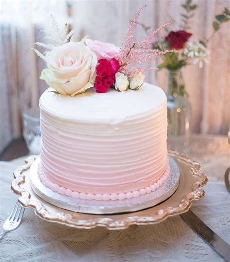 Rose ombré cake Fresh flower cake Wedding cake ombre Flower cake