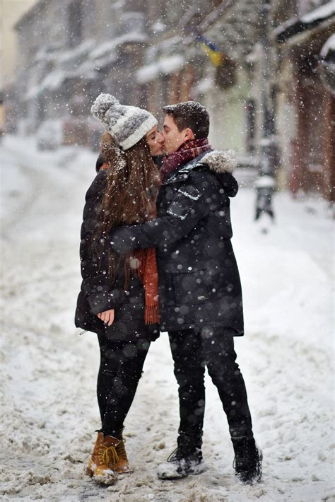 Kissing In The Snow Heavy Snow The Perfect Time To Kiss Snow Kiss Guys And Girls