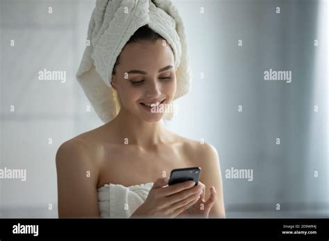 Teen Mädchen In Der Dusche Fotos Und Bildmaterial In Hoher Auflösung Alamy