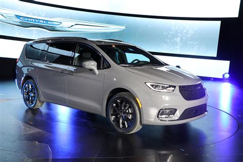 2021 Chrysler Voyager Lacks Another Pacifica Feature Carbuzz