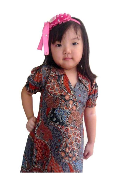 Berikut ini beberapa model baju gamis anak perempuan terbaru 2019 yang dapat anda jadikan inspirasi dan referensi untuk membuat penampilan buah hati anda lebih cantik, anggun dan menggemaskan baju gamis anak perempuan 2 tahun kombinasi brokat sifon ungu lavender. Model Baju Batik Anak Perempuan Terbaru Foto dan Gambar