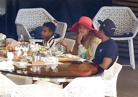 Beyoncé And Jay Z Enjoy A Relaxing Afternoon On A 180million Luxury Yacht Photos Yabaleftonline