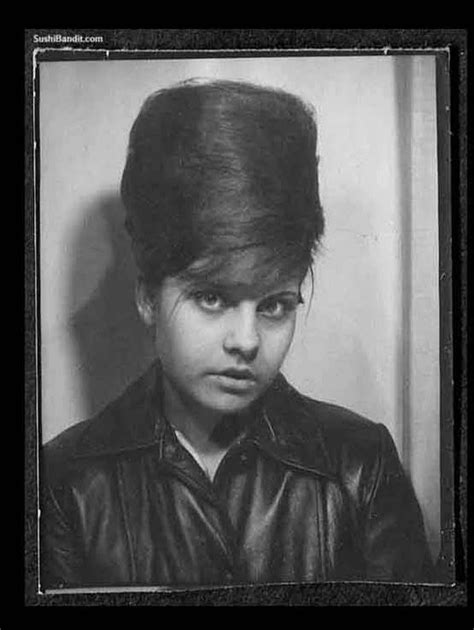 100 Years Of Women S Selfies In Photo Booths Vintage Photo Booths Beehive Hair Photobooth