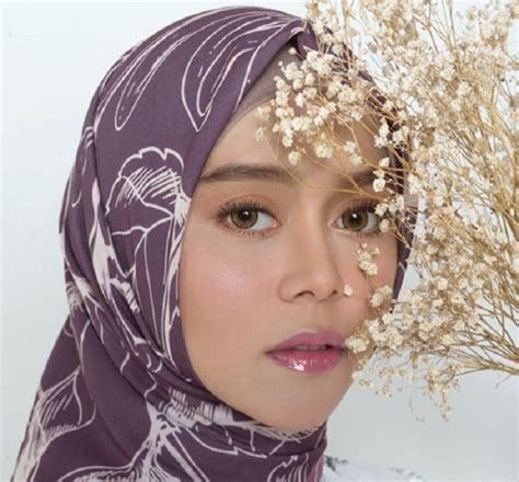 Tak mampu diriku menahan rindu padanya. Lirik Lagu Lesti Kulepas dengan Ikhlas - Berita DIY