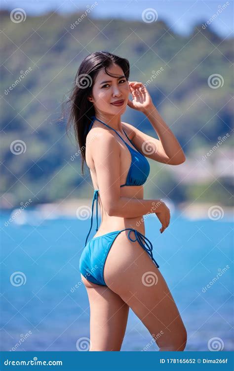 Schönes Asiatisches Mädchen in Einem Blauen Bikini Der Auf Einem