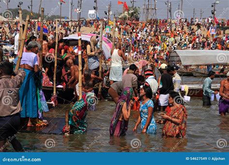 Os Devotos Tomam O Banho Santamente Durante O Kumbh Mela Imagem De Stock Editorial Imagem De