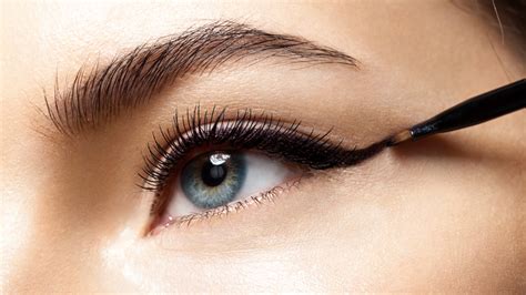 Our Best Tips On How To Apply Eyeliner To Mature Eyes